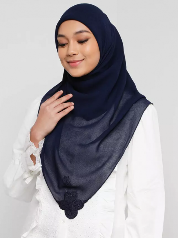 Hijab segi empat dengan aksen bordir tangan